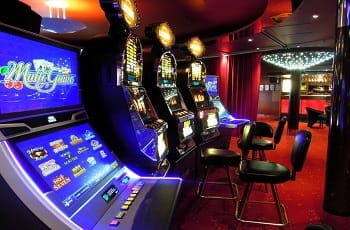 Vier Spielautomaten im Casino