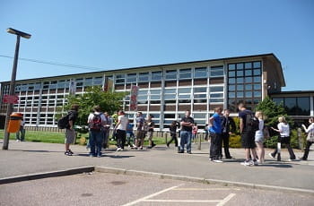 Schüler vor Schulgebäude in UK