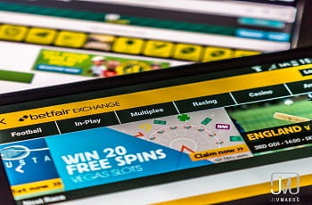 Das Foto eines Handydisplays auf dem Paddy Power Betfair-Apps aktiviert sind.