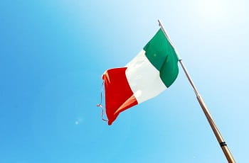 Eine italienische Flagge im Wind