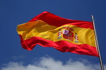 Eine spanische Nationalflagge im Wind.