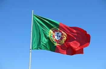 Eine portugiesische Flagge im Wind.