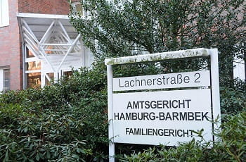 Das Eingangsschild des Amtsgerichts Hamburg Barmbek.