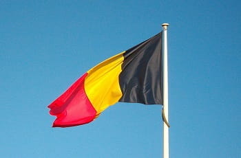 Eine belgische Flagge im Wind.