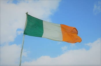 Eine Irland-Flagge im Wind.