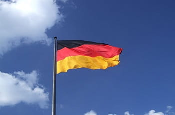 Eine deutsche Flagge im Wind.