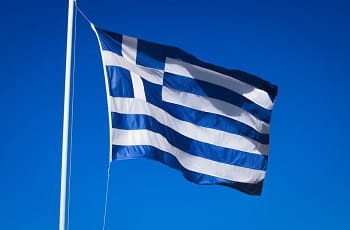 Eine griechische Flagge im Wind.