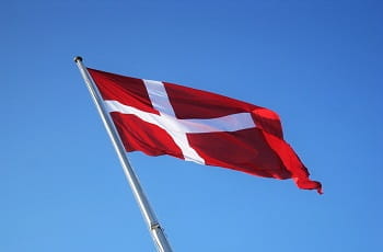 Eine dänische Flagge im Wind.