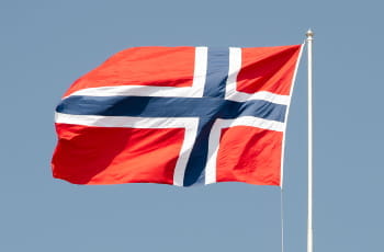 Eine norwegische Flagge im Wind.