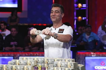 Der WSOP-Gewinner Hossein Ensan jubelt über den Sieg.