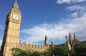 Der Palace of Westminster in London.