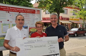 Frank Steffel (CDU) überreicht einen Scheck der Spielbank Berlin.