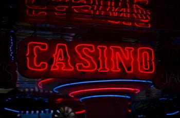 Das Eingangsschild eines Casinos.