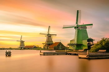 Niederländische Windmühlen am See.