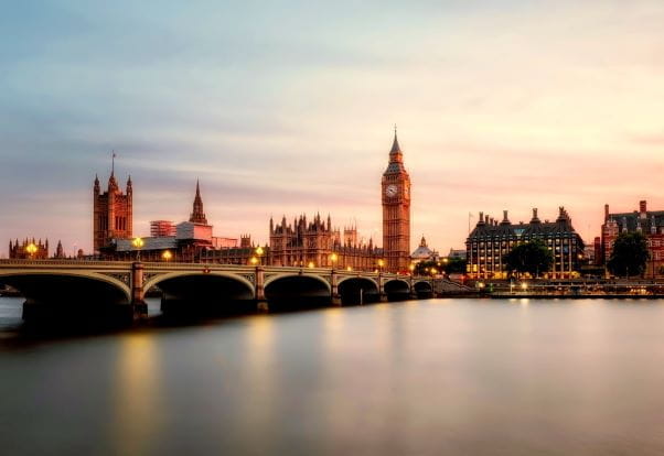 Die Themse, eine Brücke und der Big Ben in London.