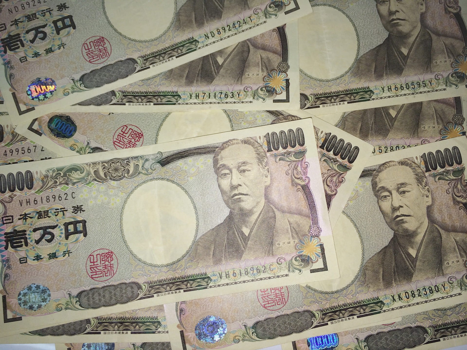 Japanische Geldscheine im Wert von 10.000 Yen.