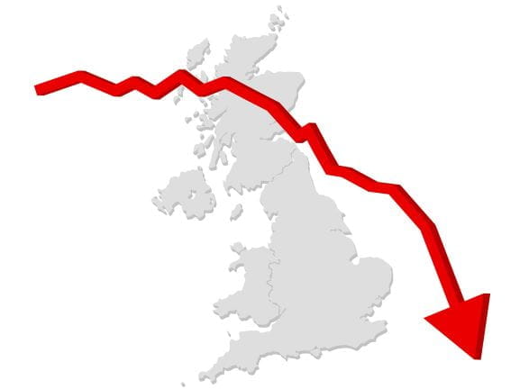 Sinkender Pfeil vor dem Kartenumriss von Großbritannien.