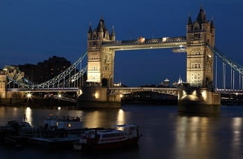 Die Londoner Towerbridge am Abend.