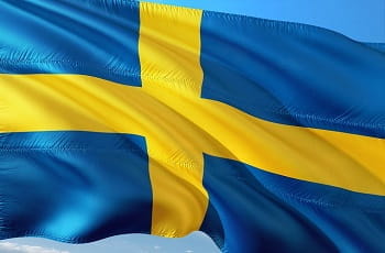 Eine schwedische Flagge im Wind.