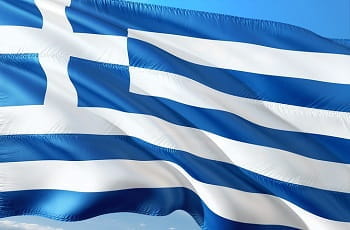 ine griechische Flagge im Wind.