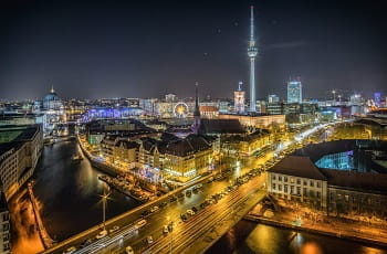 Ein Blick auf Berlin bei Nacht.