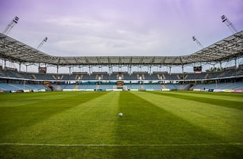 Ein leeres Fußballstadion.