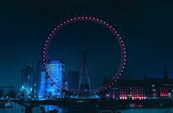 Ein Blick auf das Londoner Riesenrad London Eye bei Nacht.