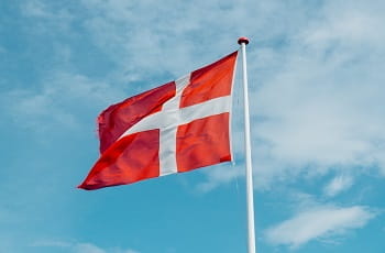 Ein dänische Flagge im Wind.