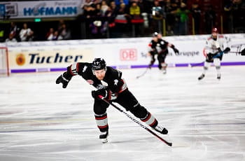 Ein Spieler der Deutschen Eishockey-Liga.