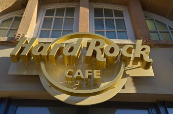 Das Eingangslogo eines Hard Rock Cafés.