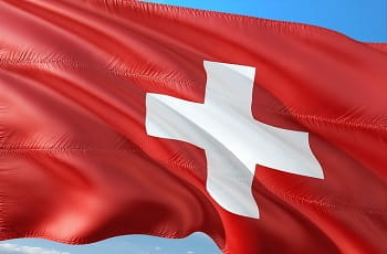 Eine schweizerische Flagge im Wind.