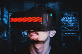 Ein Mann trägt ein VR-Headset.