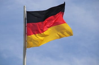 Alt Text:  Eine deutsche Flagge im Wind.