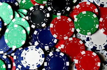 Ein Haufen bunter Pokerchips.