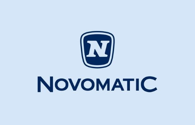 Novomatic Logo auf hellblauem Hintergrund.