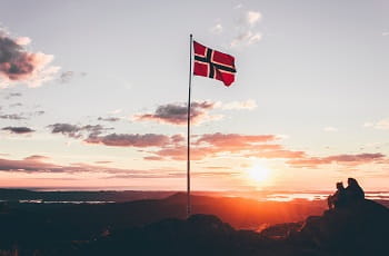 Eine norwegische Flagge im Wind.