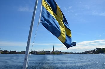 Eine schwedische Flagge im Wind.