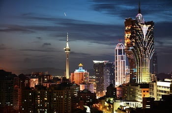 Die Casinos von Macau bei Nacht.