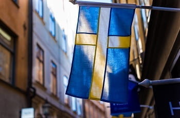 Eine schwedische Flagge in einer Fußgängerzone.