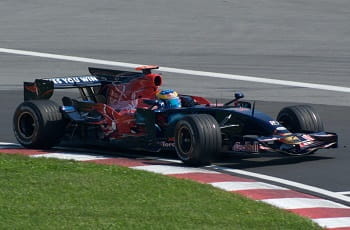 Ein RedBull-Formel 1-Wagen beim Rennen.