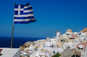 Eine griechische Flagge im Wind.