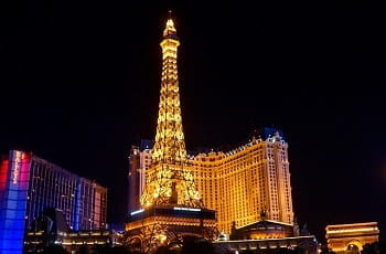 Das Paris-Casino in Las Vegas bei Nacht.