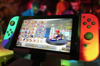 Eine mobile Spielkonsole zeigt den Auswahlmodus bei Mario Kart.