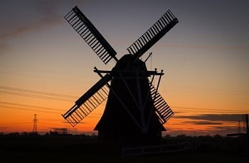 Eine niederländische Windmühle im Abendlicht.