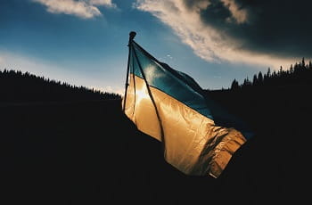 Eine ukrainische Flagge im Wind.