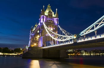 Die London Tower Bridge bei Nacht.