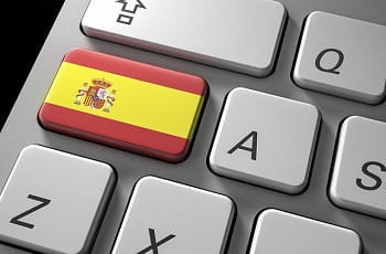 Eine spanische Flagge auf der Taste einer Computertastatur.