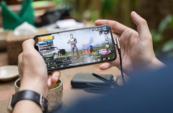 Ein Smartphone-Gamer wählt Ausrüstungsgegenstände für seine Spielfigur.