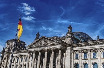 Eine deutsche Flagge vor dem Berliner Reichstag.