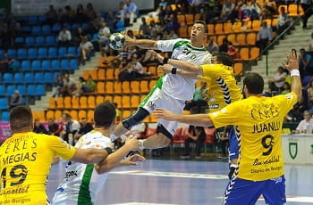 Handballspieler kämpfen um den Ball.